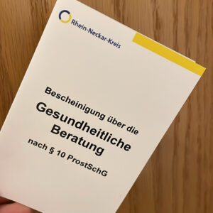 Bescheinigung über die Gesundheitliche Beratung nach § 10 ProsSchG mit Logo des Landkreises als Din7 Faltausweis